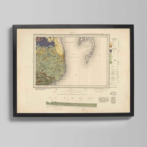 Könnte beinhalten: Gerahmter Vintage-Karten-Druck mit detaillierter geologischer und topografischer Darstellung. Die Karte zeigt Land- und Meeresgebiete mit farbcodierten geologischen Merkmalen. Der Druck ist in einem schwarzen Rahmen, geeignet für die Dekoration.