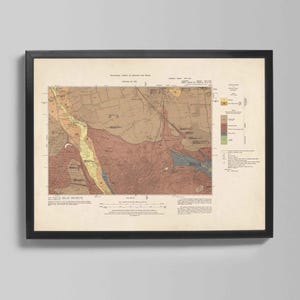 Può includere: Una stampa di mappa vintage incorniciata con una cornice nera. La mappa presenta un'indagine geologica dettagliata con vari colori che rappresentano diverse caratteristiche del terreno. La mappa include testo in alto e in basso e una legenda sul lato destro.