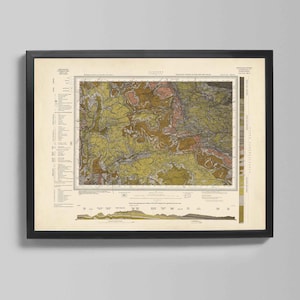 Puede incluir: Un mapa geológico vintage enmarcado con un marco negro. El mapa presenta una ilustración detallada con varios colores, incluyendo tonos de marrón, verde y rosa. El mapa incluye texto y una clave a los lados y en la parte inferior.