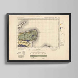 Puede incluir: Impresión enmarcada de un mapa antiguo que representa una región costera con detalles terrestres y marinos. El mapa utiliza una paleta de colores beige, verde, azul y marrón, con líneas de cuadrícula y etiquetas de texto. El mapa está enmarcado en negro.