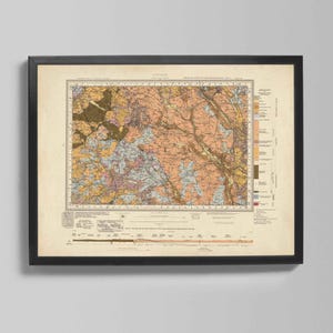 Könnte beinhalten: Gerahmte Vintage-Geologische Karte mit schwarzem Rahmen. Die Karte zeigt eine detaillierte Illustration mit verschiedenen Farben, darunter Brauntöne, Orange, Gelb und Blau. Die Karte ist auf einem cremefarbenen Hintergrund montiert.