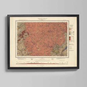 Może przedstawiać: Oprawiony, zabytkowy wydruk mapy w czarnej ramie. Mapa przedstawia szczegółowe badanie geologiczne, głównie w kolorze czerwonym i beżowym, z zaznaczeniem cech geograficznych i tekstu. Wydruk jest zamontowany na neutralnym tle.