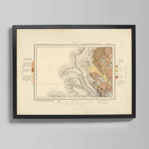 Puede incluir: Impresión enmarcada de un mapa antiguo que muestra un estudio geológico detallado. El mapa utiliza tonos beige, marrón y amarillo para representar las formaciones terrestres y acuáticas. La impresión está enmarcada en un marco negro, ofreciendo una estética clásica.