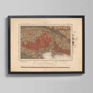 Könnte beinhalten: Gerahmter Vintage-Karten-Druck mit einer detaillierten geografischen Illustration in Rot-, Braun- und Beigetönen. Die Karte ist in einem schwarzen Rahmen eingefasst und bietet eine klassische Ästhetik. Der Druck zeigt komplizierte Details der dargestellten Region.