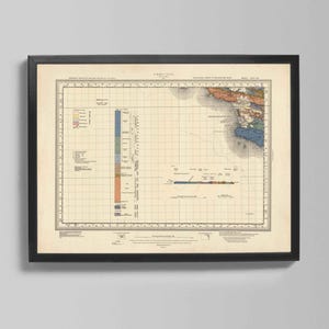 Op de afbeelding: Een ingelijste vintage kaartprint met een zwart frame. De kaart heeft een rasterpatroon en verschillende kleurgecodeerde geologische informatie. De kaart is beige met blauwe, bruine en groene details. De print is een gedetailleerde illustratie van een geografisch gebied.