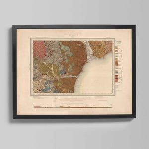 Puede incluir: Mapa geológico vintage enmarcado en un marco negro. El mapa presenta una ilustración detallada de una región costera, con varios colores que representan diferentes formaciones geológicas. El mapa está impreso en papel envejecido, dándole un aspecto clásico y antiguo.