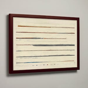 Può includere: Una stampa incorniciata di una mappa vintage con una cornice rosso scuro. La mappa presenta linee orizzontali in vari colori, tra cui marrone, grigio e blu, su uno sfondo color crema. La stampa è montata su una parete grigio chiaro.