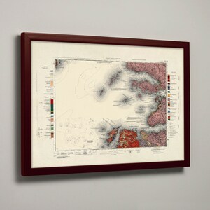 Puede incluir: Un mapa vintage enmarcado de la costa de Maine, con marcas detalladas y una clave codificada por colores. El mapa está impreso en papel color crema y enmarcado en un marco de madera oscura.
