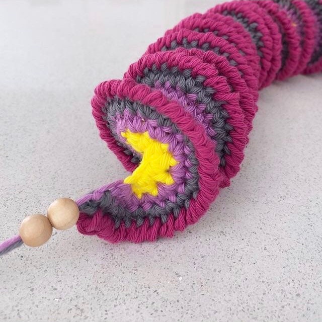 Susy's Wind Spinner - Free crochet pattern - Knotsosquare