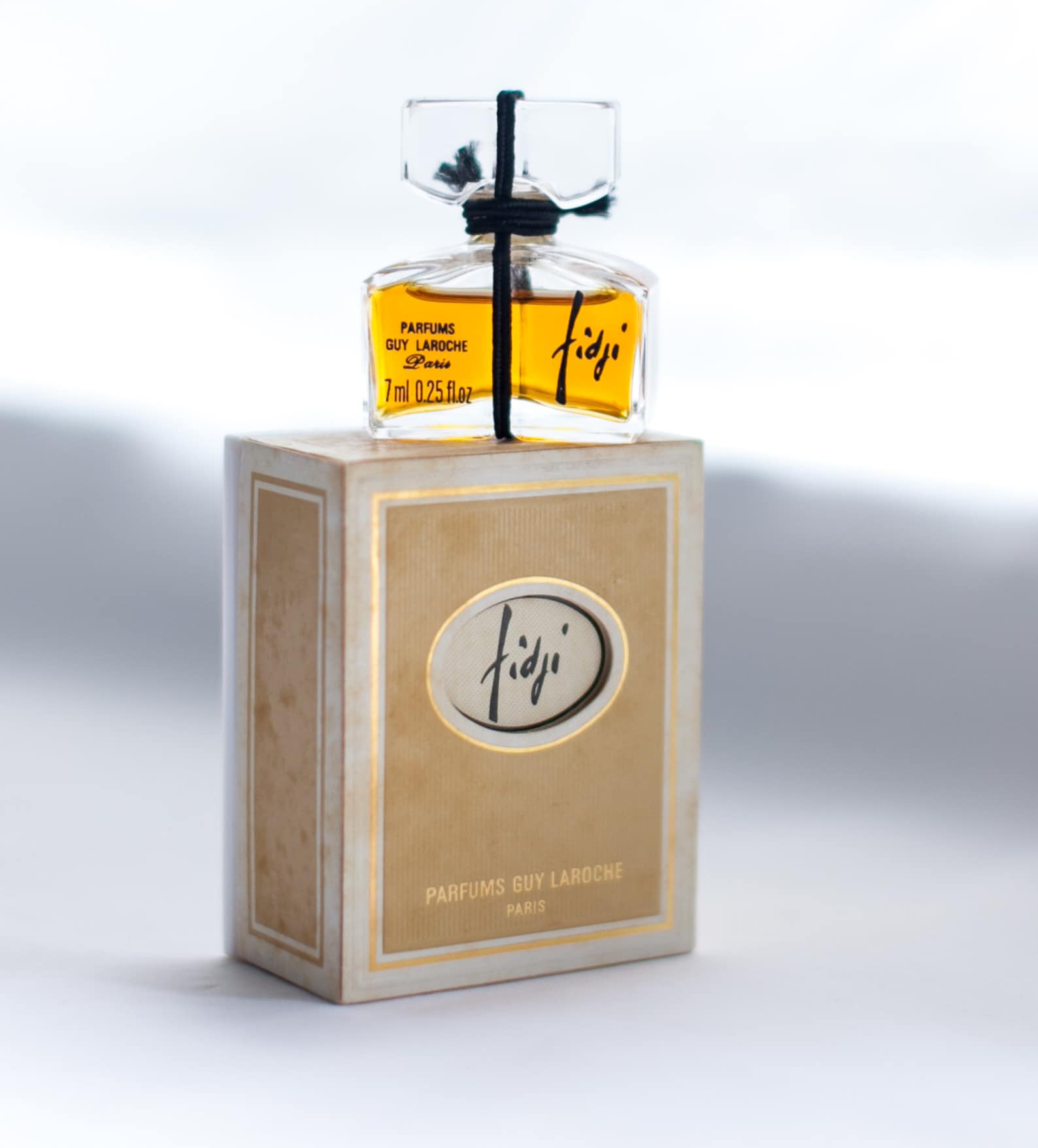 Guy Laroche Fidji духи 14. Guy Laroche Fidji парфюмерная вода. Fidji guy Laroche оригинал. Guy Laroche Paris Fidji Parfum 25 ml. Фиджи оригинал купить