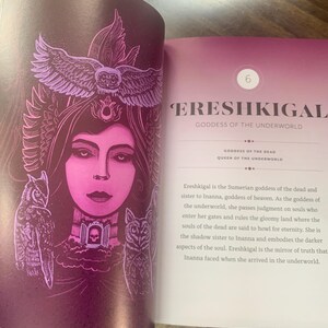 Pode incluir: Uma p&aacute;gina de livro aberta exibe uma ilustra&ccedil;&atilde;o de Ereshkigal, a deusa sum&eacute;ria do submundo. A imagem apresenta uma mulher com rosto rosa, adornada com um cocar de coruja e duas corujas. O texto descreve a deusa.