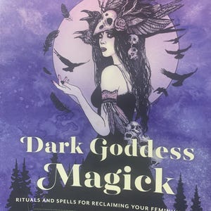 Pode incluir: Capa de livro com o t&iacute;tulo "Dark Goddess Magick" em branco. A capa apresenta uma ilustra&ccedil;&atilde;o de uma mulher com cabelo escuro e um adorno de cabe&ccedil;a, rodeada por corvos e penas, sobre um fundo roxo. A autora &eacute; C. Ara Campbell.