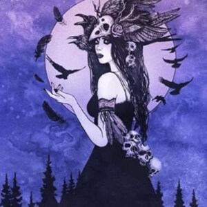 Pode incluir: Ilustra&ccedil;&atilde;o g&oacute;tica de uma mulher com longos cabelos negros, adornada com um adorno de corvo e caveiras, contra um c&eacute;u noturno roxo com corvos voando. Ela usa um vestido preto e tem uma tez p&aacute;lida.
