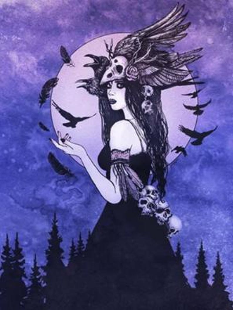 Pode incluir: Ilustra&ccedil;&atilde;o g&oacute;tica de uma mulher com longos cabelos negros, adornada com um adorno de corvo e caveiras, contra um c&eacute;u noturno roxo com corvos voando. Ela usa um vestido preto e tem uma tez p&aacute;lida.