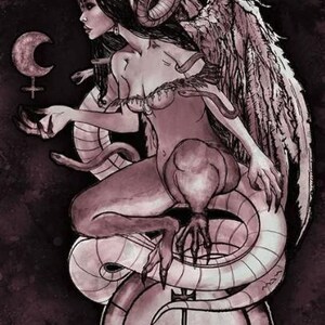 Pode incluir: Ilustra&ccedil;&atilde;o de uma figura m&iacute;tica com cauda de serpente, asas e chifres, adornada com uma coroa floral. A figura segura uma lua crescente e um s&iacute;mbolo, tudo em tons de roxo e branco sobre um fundo escuro.