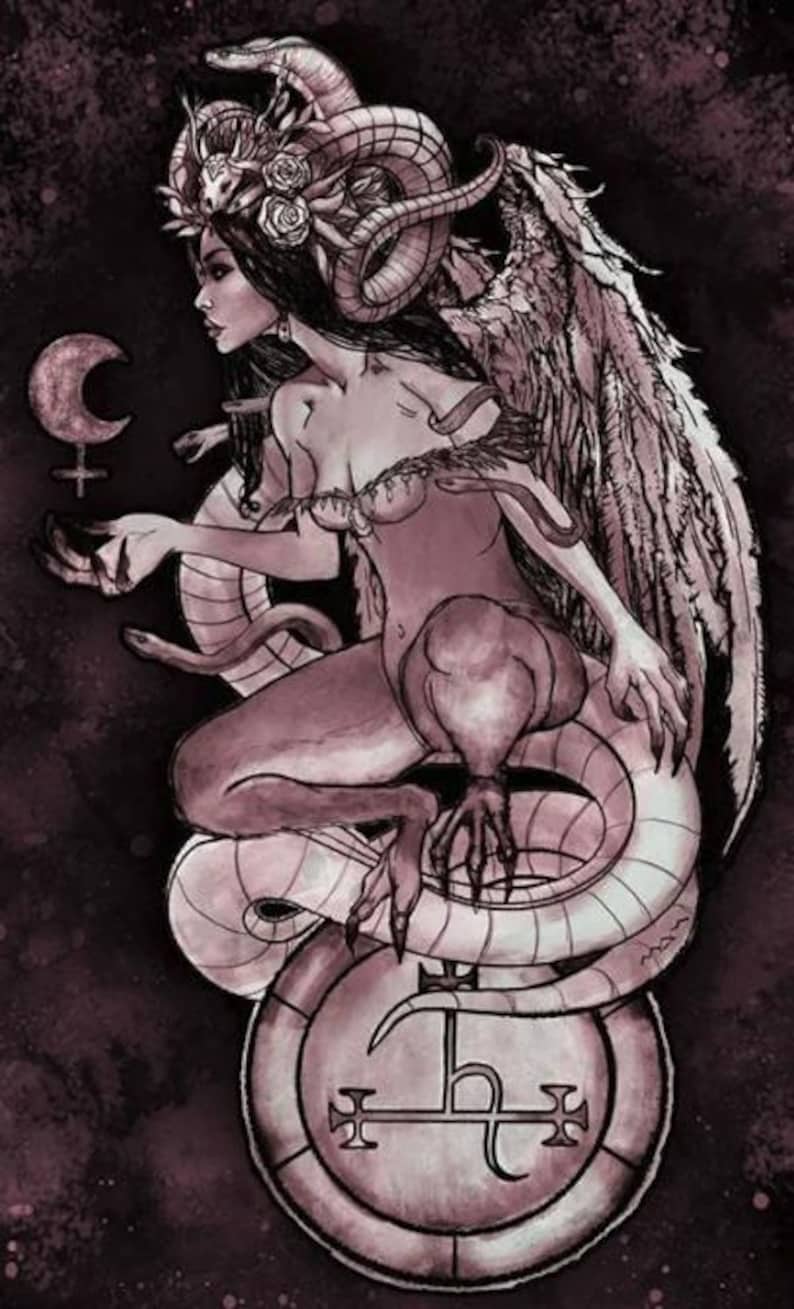 Pode incluir: Ilustra&ccedil;&atilde;o de uma figura m&iacute;tica com cauda de serpente, asas e chifres, adornada com uma coroa floral. A figura segura uma lua crescente e um s&iacute;mbolo, tudo em tons de roxo e branco sobre um fundo escuro.