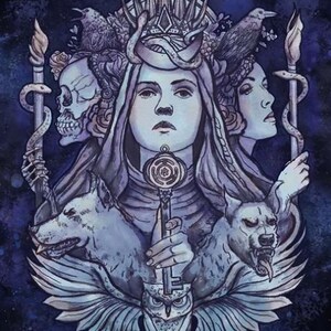 Pode incluir: Ilustra&ccedil;&atilde;o detalhada com uma figura feminina central segurando uma chave, adornada com uma coroa e rodeada por elementos simb&oacute;licos. A obra de arte incorpora corvos, lobos, um cr&acirc;nio e uma coruja, tudo em tons de azul e branco sobre um fundo escuro e estrelado.