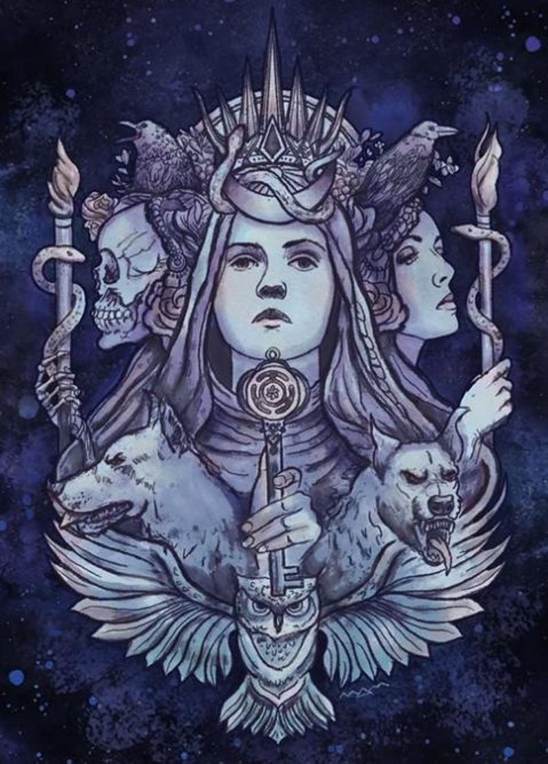 Pode incluir: Ilustra&ccedil;&atilde;o detalhada com uma figura feminina central segurando uma chave, adornada com uma coroa e rodeada por elementos simb&oacute;licos. A obra de arte incorpora corvos, lobos, um cr&acirc;nio e uma coruja, tudo em tons de azul e branco sobre um fundo escuro e estrelado.