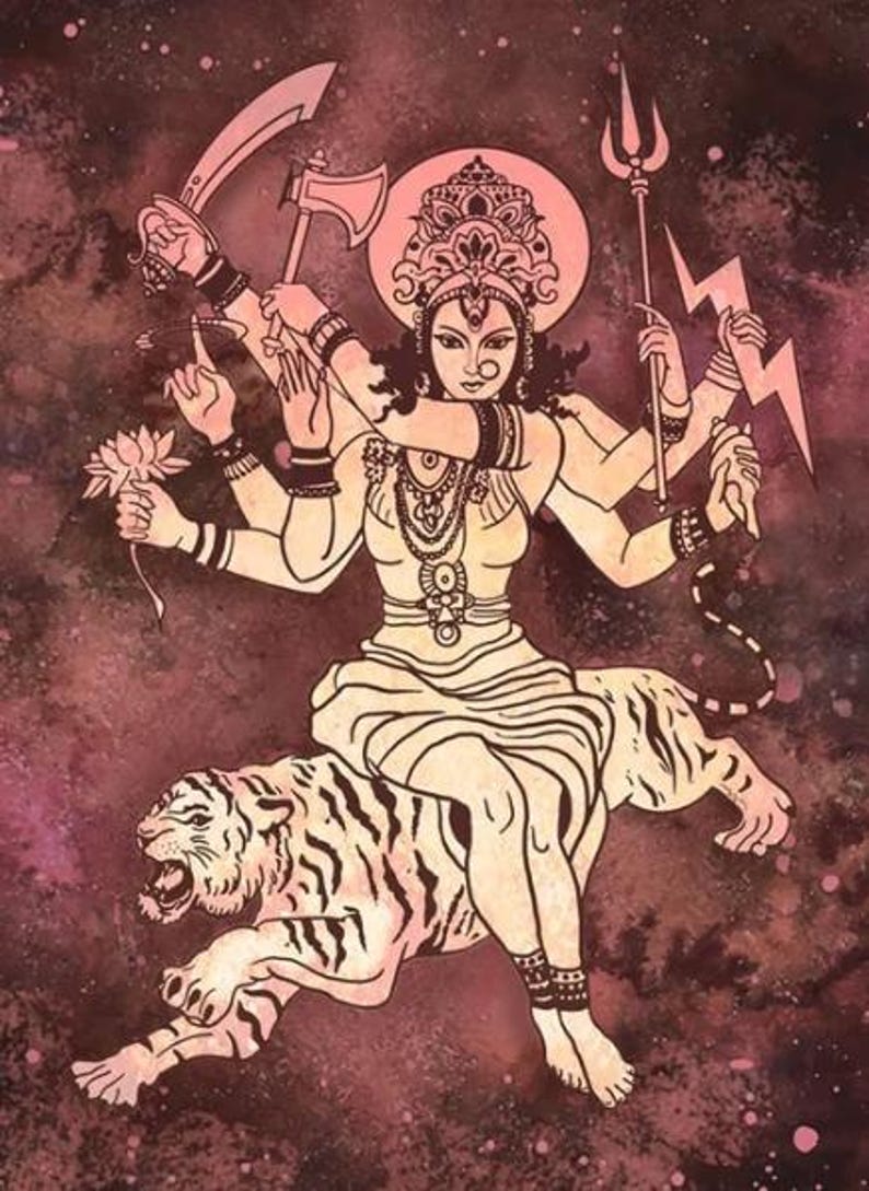 Pode incluir: Ilustra&ccedil;&atilde;o de uma divindade de v&aacute;rios bra&ccedil;os montada num tigre, segurando v&aacute;rias armas e uma flor de l&oacute;tus. A obra de arte apresenta uma representa&ccedil;&atilde;o detalhada da figura com joias ornamentadas e um halo, num fundo c&oacute;smico.