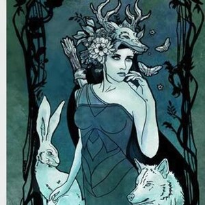 Pode incluir: Ilustra&ccedil;&atilde;o de uma mulher com um adorno de cabe&ccedil;a de cr&acirc;nio de veado, flores e borboletas. Ela usa um vestido azul e &eacute; ladeada por um coelho branco e um lobo. A obra de arte tem um tema sombrio e m&iacute;stico.