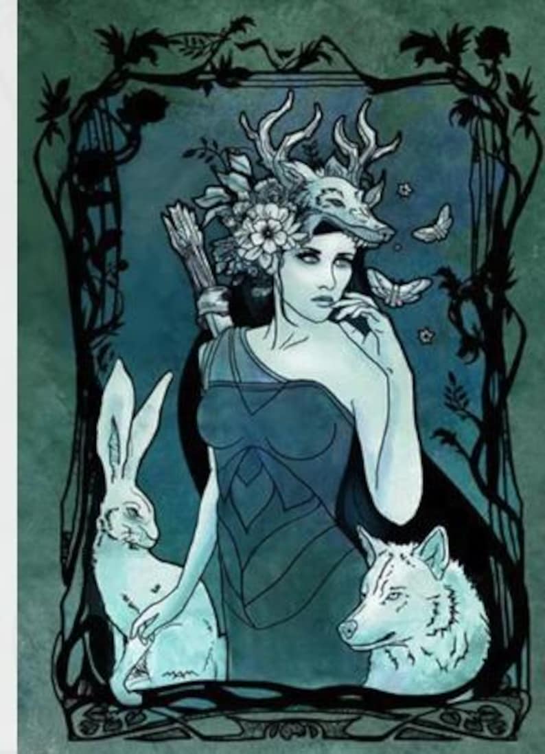 Pode incluir: Ilustra&ccedil;&atilde;o de uma mulher com um adorno de cabe&ccedil;a de cr&acirc;nio de veado, flores e borboletas. Ela usa um vestido azul e &eacute; ladeada por um coelho branco e um lobo. A obra de arte tem um tema sombrio e m&iacute;stico.