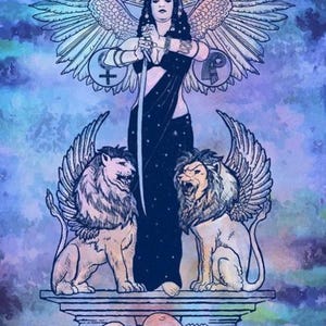 Pode incluir: Ilustra&ccedil;&atilde;o de uma mulher com asas, segurando uma espada, em p&eacute; entre dois le&otilde;es alados. A obra apresenta um tema celestial com um design de estrela e lua, em um fundo azul e roxo.