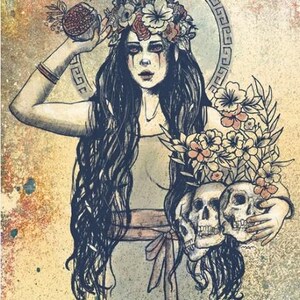 Pode incluir: Ilustra&ccedil;&atilde;o de uma mulher com cabelo comprido preto, uma coroa de flores e uma rom&atilde;. Ela segura flores e tr&ecirc;s cr&acirc;nios. A obra de arte tem uma est&eacute;tica vintage e grunge com uma paleta de cores desbotadas.