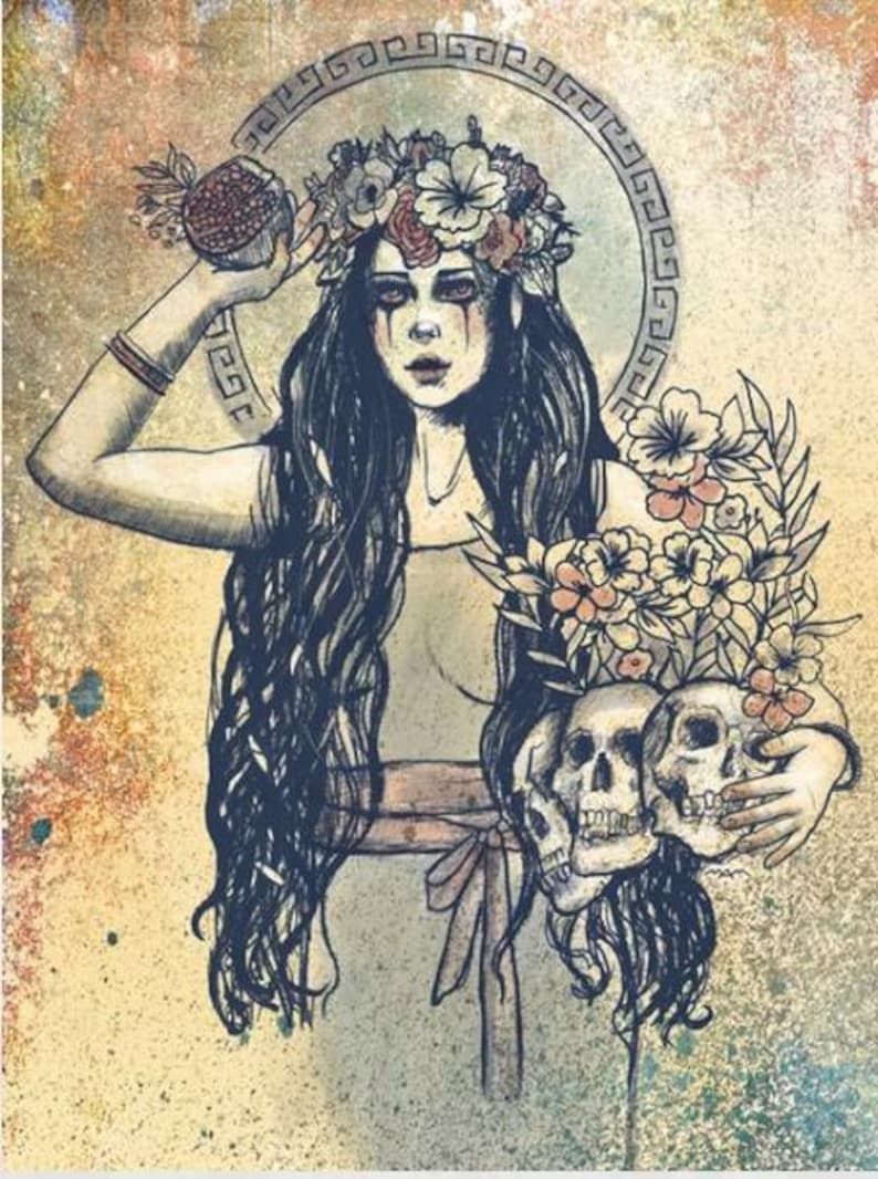 Pode incluir: Ilustra&ccedil;&atilde;o de uma mulher com cabelo comprido preto, uma coroa de flores e uma rom&atilde;. Ela segura flores e tr&ecirc;s cr&acirc;nios. A obra de arte tem uma est&eacute;tica vintage e grunge com uma paleta de cores desbotadas.