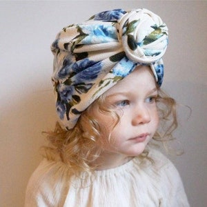 SS18 / LUXURY / WEISS / Blaue Blume / Turban mit Schleife / Blumen / Baby Turban / Babymütze / Baby Haube / Turban Bild 1