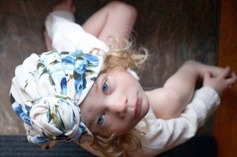 SS18 / LUXURY / WEISS / Blaue Blume / Turban mit Schleife / Blumen / Baby Turban / Babymütze / Baby Haube / Turban Bild 2