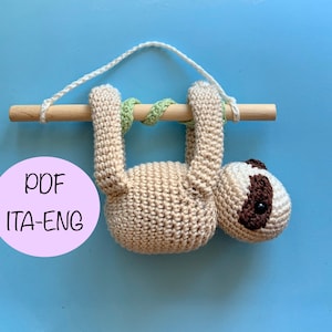 Schema amigurumi Bradipo in pdf; Pattern bradipo; Schema PDF peluche Bradipo; Istruzioni in ITA e ENG; Tutorial Sloth Facile e Completo.