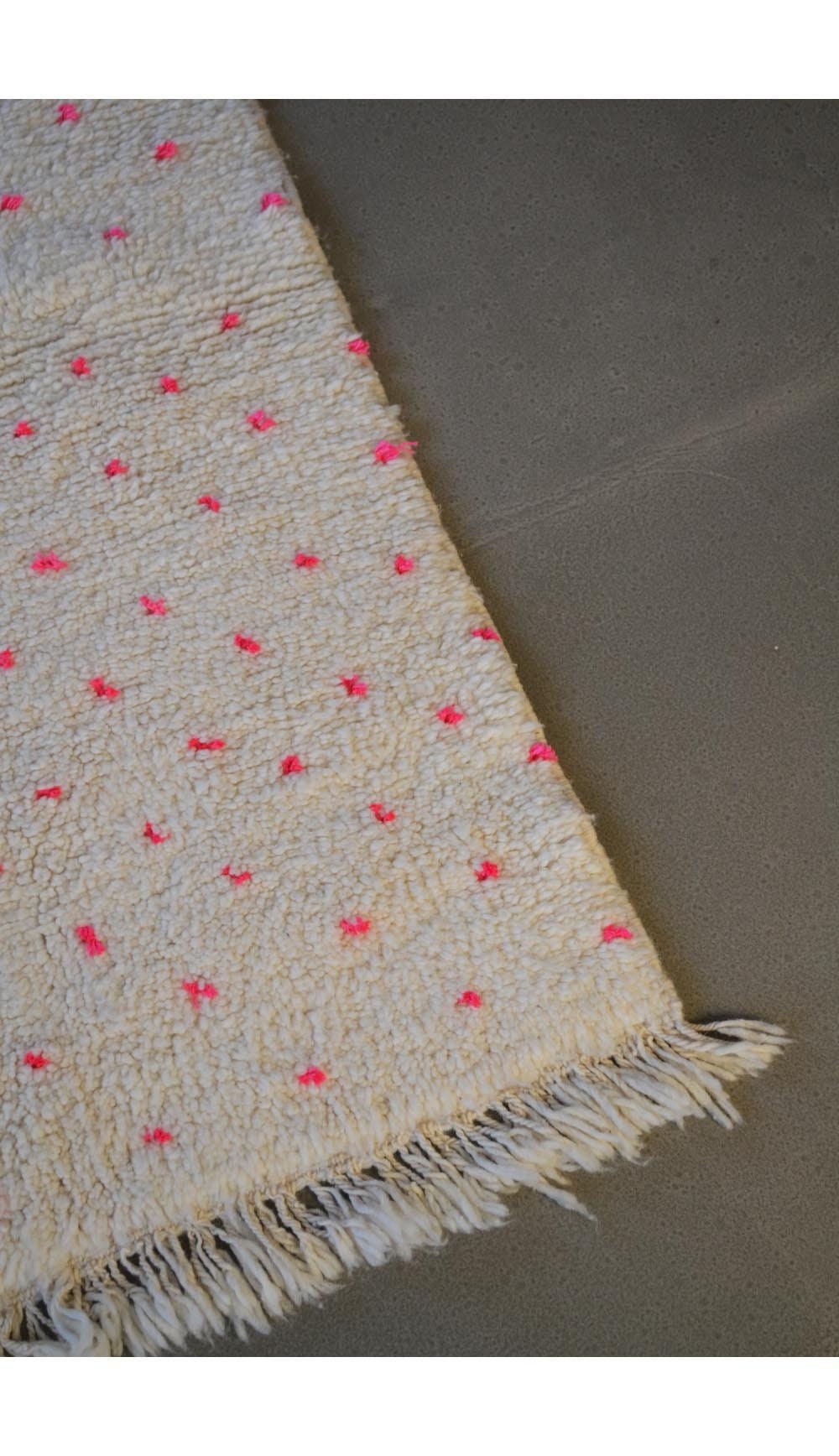 Tapis Marocain Beni Ouarain 1M60 X 1M04 Écru et Petits Pois Rose N-165