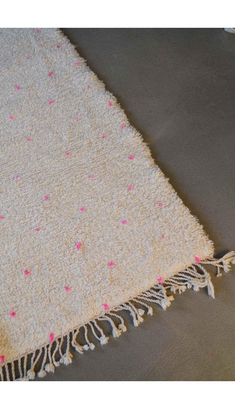 Tapis Marocain Beni Ouarain 2M40 X 1M72 Écru et Petits Pois Rose N-170