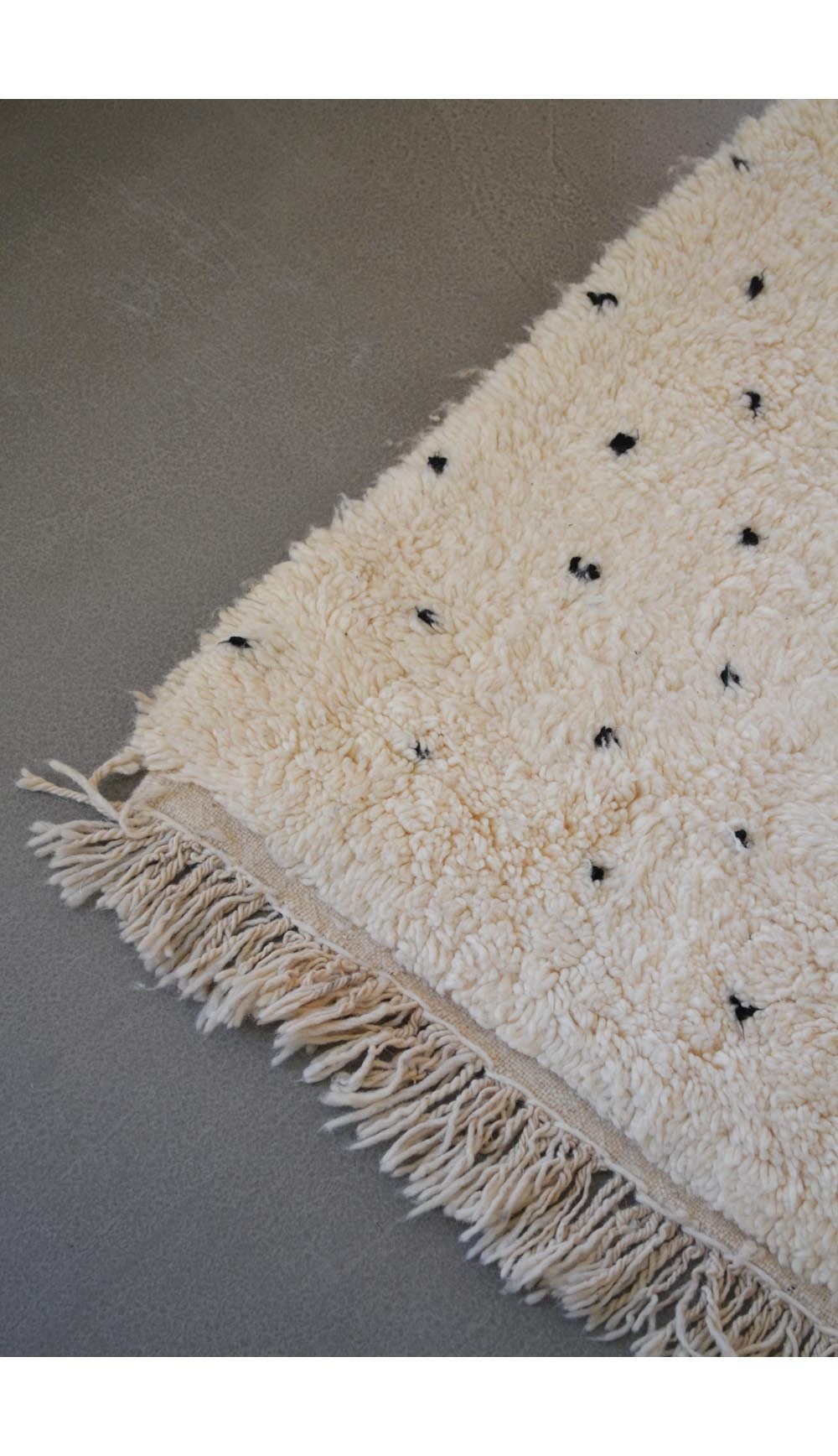 Tapis Marocain Beni Ouarain 2M40 X 1M60 Écru et Petits Pois Noirs N-169