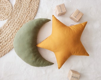 Kussenset kinderkamer, groene maan en okerkleurige sterkussen, sterkussen, maankussen, kinderkussenset, decor kinderkamer, peuterkussenset