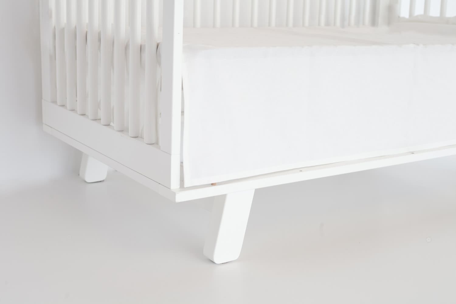 Jupe de Berceau Blanche Moderne. Literie Pour Bébé Scandinave. Literie. Crèche Neutre Du Point Vue G