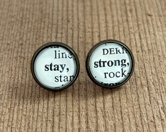 Manténgase fuerte • Aretes • Aretes de diccionario • Aretes de palabras • Fuerza