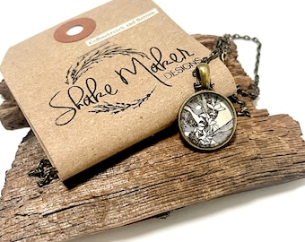 Collar de rama de café y flores de bayas • Collar de arte de enciclopedia • Joyería reciclada • Collar de café • Botánica • Collar de flores