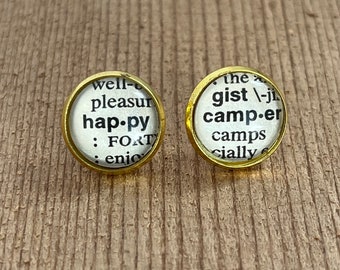 Feliz Campista • Pendientes de botón • Pendientes de diccionario • Pendientes de palabras • Acampada