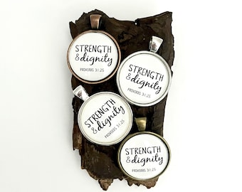 Fuerza y dignidad, collar con colgante, joyería con palabras, joyería inspiradora, joyería cristiana
