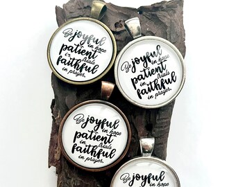 Sé alegre, paciente y fiel, collar con colgante, joyería con palabras, joyería inspiradora, joyería cristiana