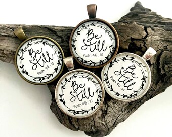 Quédate quieto con la corona de laurel, collar colgante, joyería inspiradora, joyería con palabras, joyería cristiana