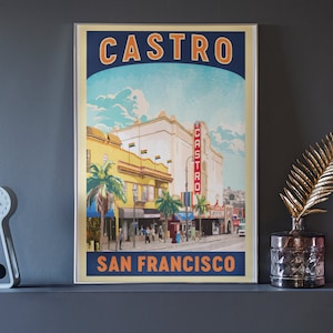 Op de afbeelding: Een vintage poster met een blauw, geel en rood kleurenschema dat het Castro Theatre in San Francisco, Californië, afbeeldt. De poster heeft "Castro" in een gele boog boven het theater en "San Francisco" in blauw onder het theater.