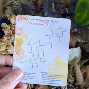 Op de afbeelding: Een witte kaart met een kruiswoordpuzzel en de tekst "Nous connaissez vous vraiment?" in roze en oranje. De kaart heeft een bloemmotief in de linkerbovenhoek. De kruiswoordpuzzel heeft 10 aanwijzingen, 5 horizontaal en 5 verticaal.