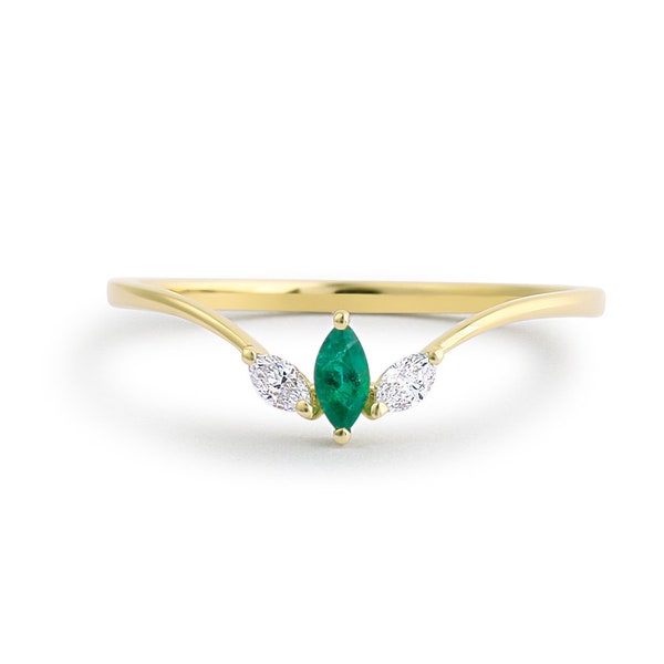 Anel com Esmeralda em Corte Marquise / Anel em Ouro 14k com Esmeralda em Corte Marquise e Diamante em Corte Marquise / Joias com Esmeralda Natural / Anel Delicado com Esmeralda e Diamante em Corte Marquise