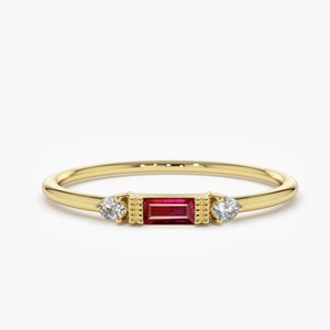 Anillo de rubí / Anillo de rubí talla baguette / Anillo de rubí minimalista en oro rosa de 14 k / Anillo de rubí con diamantes redondos de tres piedras apilables / Anillo de compromiso
