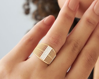 Ribbad diamantring i pavé, bred vigselring i 14 karat guld, diamantring, bred cocktailring, stapeldiamant, present till henne