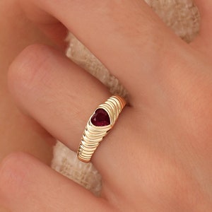 Granaatring / 14k gouden hartvormige granaatring Afgeschuinde ring / hartring voor dames / januari geboortesteen cadeau voor haar Ferkos Fine Jewelry