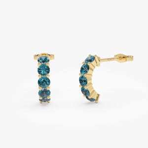 Pendientes de topacio azul de Londres, aros de media aro con engaste en garras de oro amarillo de 14 quilates, joyería con piedra natal de diciembre, delicados aros con gema azul.