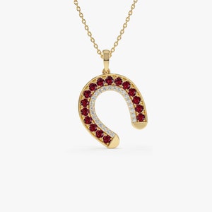 Wisiorek z podkową z rubinu i diamentów, złoty naszyjnik z podkową, delikatny amulet na szczęście, 14-karatowe złoto, prezent dla miłośników koni